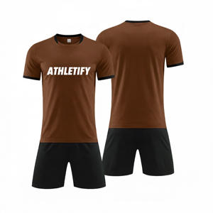 Ensemble de maillots de football personnalisés, uniforme de football respirant en polyester, ensemble de maillots et shorts de football à séchage rapide pour les clubs sportifs - Product Image 1