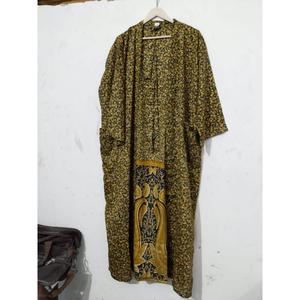 ชุดคลุมกิโมโนไหมอินเดียแท้ 100% สำหรับฤดูหนาว คอวี ปิดด้วยเชือกผูก ยาวเต็มตัว แขนยาว เนื้อผ้านุ่ม สไตล์วินเทจ เหมาะสำหรับงานปาร์ตี้ริมชายหาด - Product Image 5