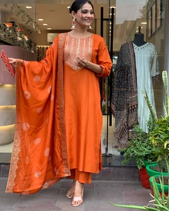 Ensemble Kurti et pantalon pour femme en soie Chanderi brodée de qualité supérieure, couleur orange, avec dupatta à imprimé numérique. - Product Image 5