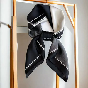 Pañuelo de Seda Cuadrado de 70cm en Blanco y Negro para Mujer, Elegante y Duradero para las Cuatro Estaciones, con Detalles en Dorado Ámbar, Accesorio de Moda - Product Image 6