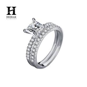 Conjunto de Anillos de Compromiso de Diamantes de Corte Princesa en Oro de 14K - Elegante Anillo de Compromiso y Anillo de Boda con Diamantes Cultivados en Laboratorio/Naturales - Product Image 1