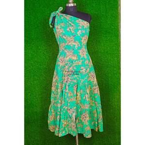 ชุดเดรสผ้าฝ้ายสีเขียวลายดอกไม้ธรรมชาติรักษ์โลกสำหรับผู้หญิง สไตล์ไหล่เดียว สวยสง่า เหมาะสำหรับวันสบายๆ ฤดูใบไม้ผลิ ฤดูร้อน และวันหยุดพักผ่อน - Product Image 1