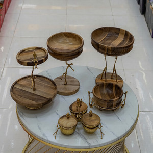 Bol de service rond en bois durable avec statue en métal doré de style japonais pour la cuisine à domicile pour les services alimentaires et de fruits - Product Image 1