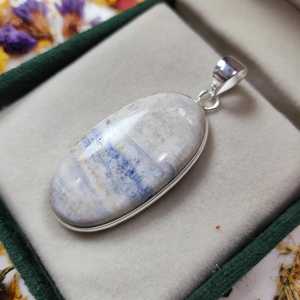 Pendentif ovale en schéelite vintage fait main NIKHIL GEMS, serti en argent sterling 925, certifié par un tiers - Product Image 2
