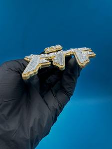 จี้เพชรโมอิสซาไนต์ VVS แบบกำหนดเองได้ พร้อมตัวอักษรชื่อสำหรับผู้ชาย จี้เงินแท้ 925 ประดับเพชรแบบ Iced Out จี้ตัวอักษรแบบกำหนดเองได้ - Product Image 3