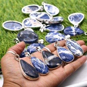 Collar con Colgante de Piedra Ovalada de Sodalita Azul Natural al por Mayor, Joyería de Piedras Preciosas de Moda Chapada en Plata para Hombres y Mujeres - Product Image 1