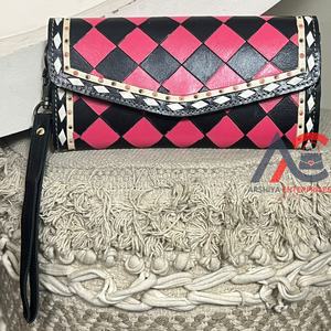 Portefeuille à main pour femme en cuir de vachette de qualité supérieure avec logo personnalisé, motif à carreaux, nouveau, fait main, porte-cartes et porte-monnaie avec bracelet - Product Image 1