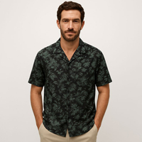 Chemise décontractée à manches courtes pour homme, avec un imprimé feuilles de palmier discrètes, idéale pour un style estival sans effort.