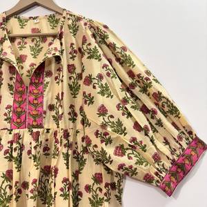 เดรสสั้นคอวี แขนสามส่วน ผ้าฝ้ายพิมพ์ลายดอกไม้ด้วยมือ เป็นมิตรต่อสิ่งแวดล้อม แต่งลูกไม้ เอวธรรมชาติ ซักได้ สไตล์คีร่า โบฮีเมียน เหมาะสำหรับใส่ทำงาน - Product Image 2