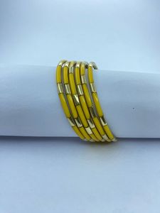 Encuentra pulseras similares hechas a mano de latón y resina – Brazaletes llamativos con incrustaciones de resina turquesa y paneles de latón dorado - Product Image 2