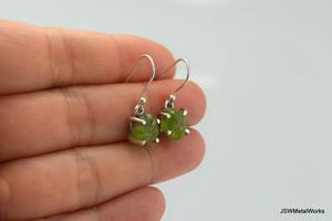 Pendientes de Gancho con Pepitas de Peridoto en Plata de Ley 925, Joyería Artesanal con Piedras Preciosas - Product Image 3