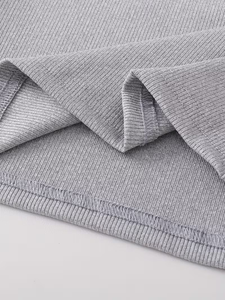 Trois tenues 2026 pour grandes filles, avec un t-shirt ajusté à manches courtes et un col carré côtelé fin – C'est une pièce polyvalente - Product Image 5