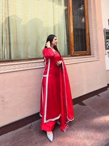 Robe de soirée longue en satin rouge, coupe empire, manches longues, avec bordure latérale, idéale pour mariage et festival - Product Image 2