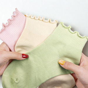 Chaussettes courtes pour femmes avec logo personnalisé, couleur unie, volants, coton, fibre de bambou, respirantes, pour un usage quotidien, chaussettes tricotées pour le printemps - Product Image 2