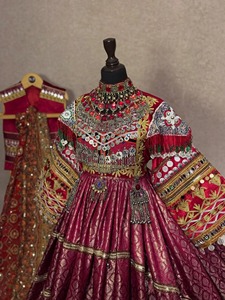 Vestido corto afgano hecho a mano con borlas multicolor, incrustaciones de espejos intrincadas y auténticos patrones tribales Kuchi. - Product Image 3