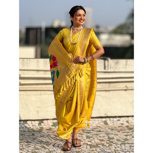 Sari en soie douce jaune Nauvari Paithani, robe de mariée spéciale avec motifs de pois tissés en zari et pallu de paon - Product Image 5