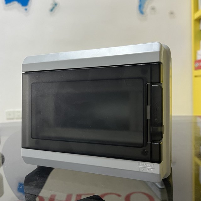 QHECO Outdoor AT-8ways IP65 Waterproof Plastic Electrical Power Solar Distribution Box Junction Mcb Enclosure Box DC Combiner