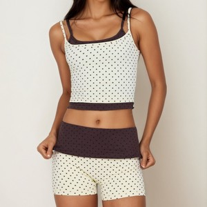 Conjunto de 3 piezas: Shorts de yoga blancos de cintura alta sin costuras y transpirables, sujetador deportivo con espalda hueca y elástico en cuatro direcciones, 100% poliéster. - Product Image 1