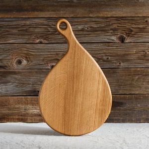 Tabla de cortar artesanal con asa en forma de lazo - Product Image 1