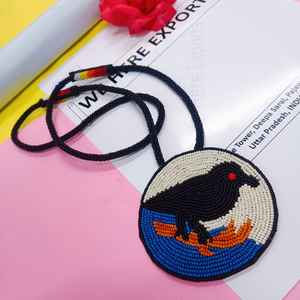 Collier pendentif oiseau noir perlé fait main, design circulaire avec détails bleus, blancs et oranges, pour un usage artistique et culturel - Product Image 2