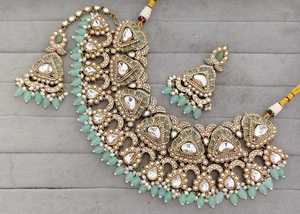 Ensemble de bijoux de mariée traditionnel indien plaqué or antique avec perles de pierres précieuses violettes lavande, collier ras du cou et boucles d'oreilles pour mariage - Product Image 2
