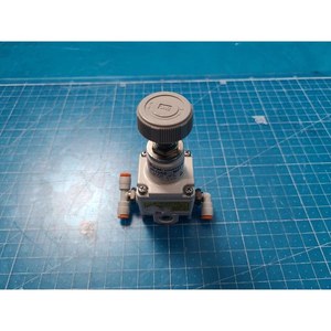 Régulateur d'air de précision SMC IR1000-N01, utilisé comme pièce détachée pour équipement semi-conducteur d'occasion - Product Image 2