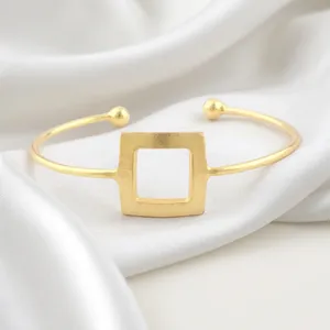 กำไลข้อมือสี่เหลี่ยมชุบทอง 18k ดีไซน์ทันสมัยแบบด้าน ขัดเงา ปรับขนาดได้ ลายฉลุสี่เหลี่ยม ดีไซน์โดดเด่นสำหรับทุกเพศ - Product Image 5