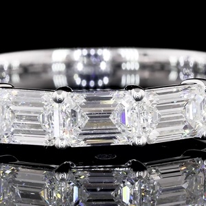 Bague d'éternité minimaliste en or blanc massif 18 carats avec diamant de laboratoire taille émeraude 4 carats certifié IGI, style East West, pour mariage - Product Image 4