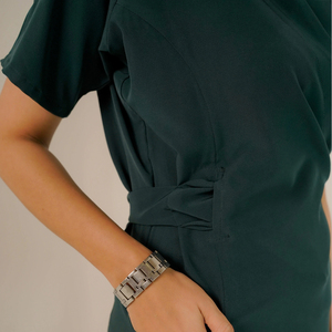 Blouse médicale vert foncé à col en V pour femme, uniforme d'infirmière extensible et doux, tenue de travail pour hôpital et soins de santé, personnalisable OEM ODM - Product Image 4