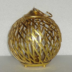 Lanterne à bougie en métal doré, forme sphérique, motif en treillis de diamants découpé, poignée arquée en fil métallique, décoration de centre de table - Product Image 3
