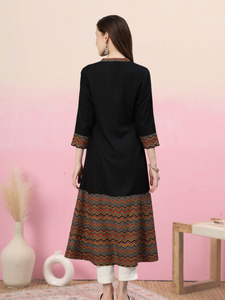 Kurta negra de rayón y algodón para mujer, con estampado en zigzag, cuello alto, mangas tres cuartos, diseño étnico global. - Product Image 3
