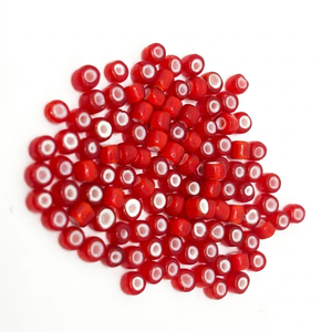 Cuentas de disco rojas con corazón blanco de 4 mm, ideales para la fabricación de joyas, pulseras, collares, pendientes y accesorios creativos. - Product Image 1