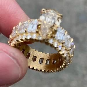 Anillo de Compromiso de Oro Sólido de 9K con Diamante Cultivado en Laboratorio con Corte Cojín y Piedras Laterales de Diamante Blanco con Corte Esmeralda, Certificado IGI, Regalo para Mujer - Product Image 3