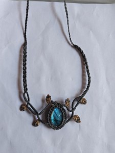 Collar de Gema de Labradorita Hecho a Mano con Macramé, Collar Tribal con Motivo de Hoja Ovalada Tejida, Proveedor Mayorista de Joyería - Product Image 1
