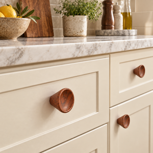 Bouton conique en bois massif, finition naturelle, artisanal, style rustique, poignée de meuble, forme ronde, bouton en bois massif - Product Image 3