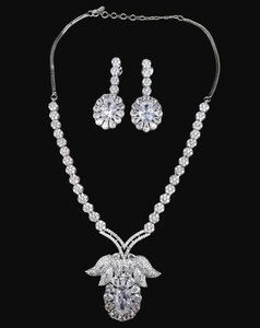 Lucentarts - Exquisito Juego de Collar y Aretes con Diamantes Americanos, Colgante Floral de Circonita Brillante, Joyería Nupcial, Accesorios para Mujer - Product Image 6