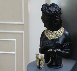 Sculpture de buste de dame romaine classique sur piédestal, décoration de table, sculpture en résine polyester, centre de table de luxe pour événements de mariage - Product Image 6