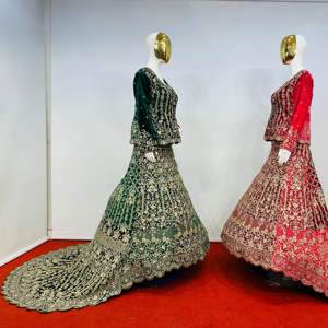 Conjunto de Lehenga Choli de Terciopelo Bordado con Pedrería, Traje Nupcial para Bodas y Ocasiones Festivas - Product Image 2