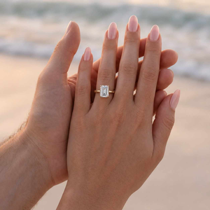 Bague de fiançailles en diamant taille émeraude pour femme, or 18 carats, sertissage à griffes, style géométrique classique - Product Image 3