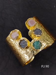Bracelet manchette ajustable en laiton plaqué or pour femme, design croissant avec pierre naturelle, tendance et élégant pour les soirées - Product Image 1