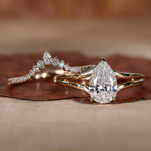 Anillo de compromiso de oro con diamante talla pera, conjunto de anillos nupciales curvos, engaste de púas, chapado en rodio, lujo unisex IGI - Product Image 1