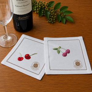 Servilleta de cóctel estilo Pop Art bordada con pequeños frutos, compacta y perfecta para cócteles o postres. - Product Image 1