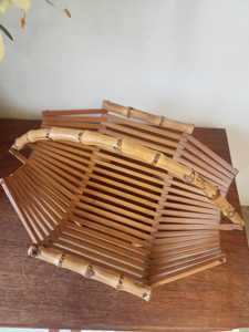 Ensemble de 2 paniers pliants vintage en bambou du Vietnam, plateaux en rotin avec poignées, décoration naturelle de style mi-siècle, panier à fruits et à pain - Product Image 4
