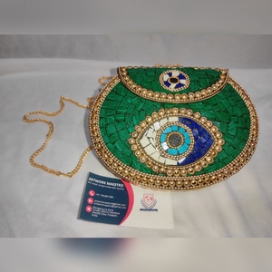 Sac à main de soirée en forme d'œil, style bohème moderne et contemporain, motif mosaïque, avec accents de cristaux étincelants et chaîne métallique, pour tenues élégantes - Product Image 1