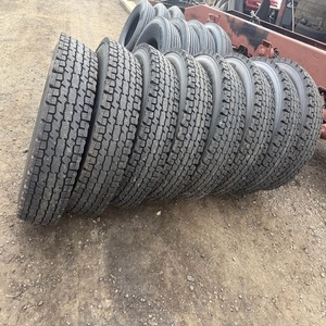 Neumático radial premium 11R22.5 usado para camión, diseñado para dirección y todas las posiciones, con banda de rodadura para carretera y carcasa resistente. - Product Image 1