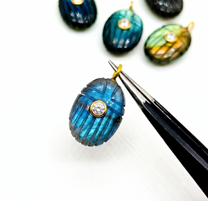 Pendentif Scarabée en Labradorite Éclatante avec Incrustation de Zircon et Pierres Précieuses Sculptées, Plaqué Or 18 carats, Vente en Gros à Prix Avantageux - Product Image 2
