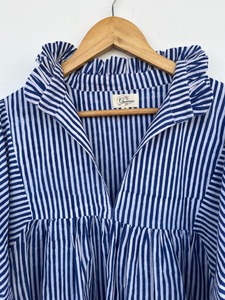 Blusa de Algodón a Rayas Blancas y Azul Marino para Mujer con Cuello con Volantes, Mangas Abullonadas, Puños con Lazos y Parte Superior Tipo Peplum - Product Image 4