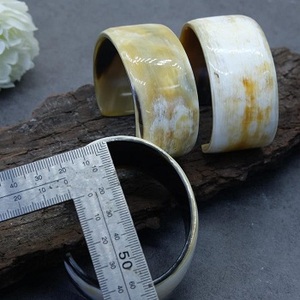 Juego de Brazaletes Anchos de Lujo Hechos a Mano con Cuerno de Búfalo Natural, Tema Animal, de Uttar Pradesh, por F S International - Product Image 4