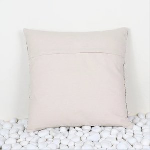 Housse de coussin tissée à la main, texture bohème, gris et rouge - Product Image 2