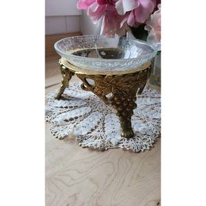 Hermosa tazón de servir de vidrio y latón que crea una presentación lujosa para incluso los platos más sencillos. - Product Image 1